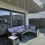 Mit Grosser Terrasse Und Stadtview
