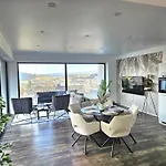 Mit Grosser Terrasse Und Stadtview
