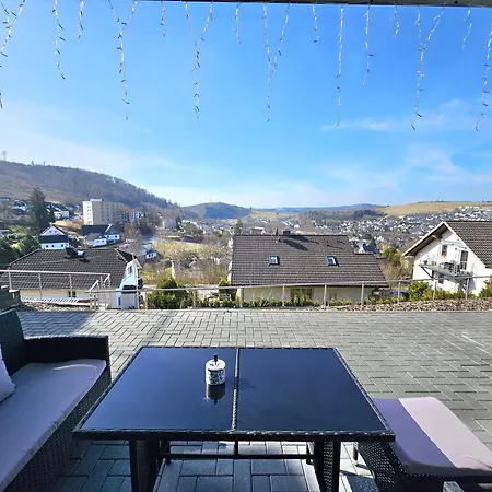 Mit Grosser Terrasse Und Stadtview アパート