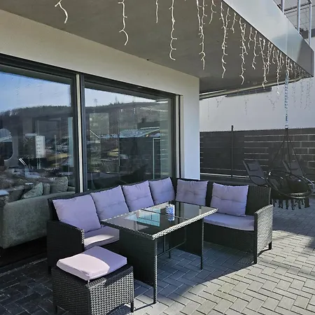 Mit Grosser Terrasse Und Stadtview